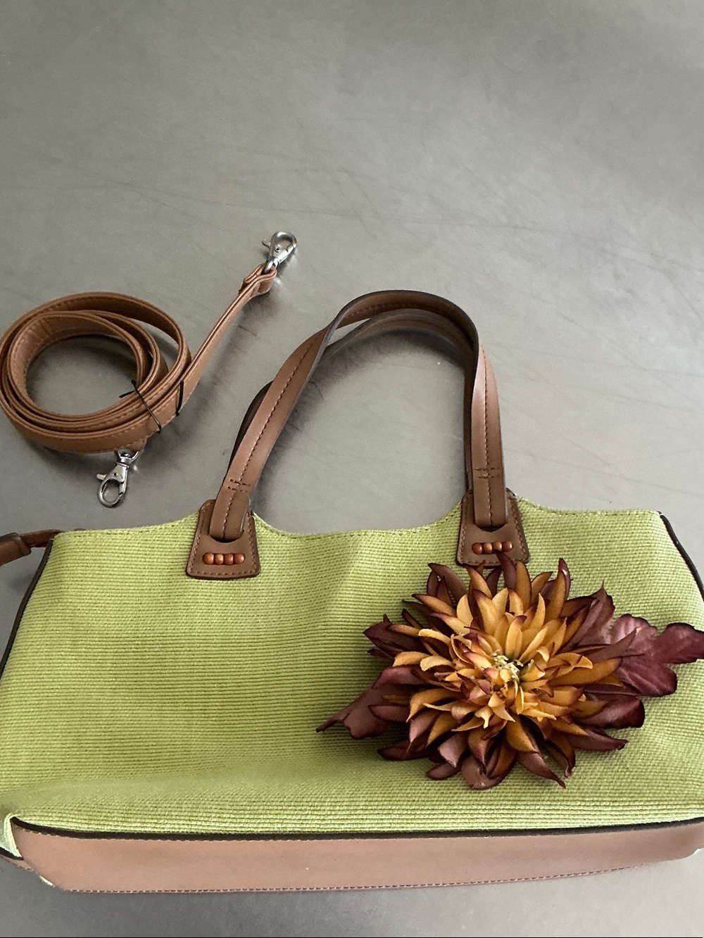 Relic Green & Brown short handle tote. 🌻